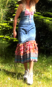 Robe La Princesse déjantée. longue, denim, bretelles, volants imprimés