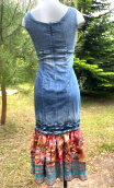 Robe La Princesse déjantée. longue, denim, bretelles, volants imprimés