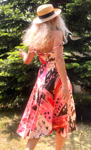 Robe Sophia. Peinture rouge. Imprimé, Dos nu, jupon plis et bretelles