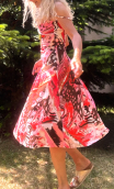 Robe Sophia. Peinture rouge. Imprimé, Dos nu, jupon plis et bretelles