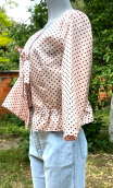 Boléro Bibby. Pois rose. Veste légère sans bouton, ferme avec liens
