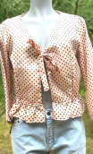 Boléro Bibby. Pois rose. Veste légère sans bouton, ferme avec liens