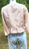Boléro Bibby. Pois rose. Veste légère sans bouton, ferme avec liens