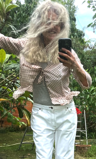 Boléro Bibby. Pois rose. Veste légère sans bouton, ferme avec liens