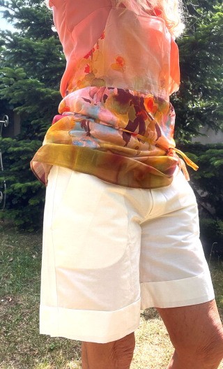 Short. Indian blues blanc. Coton soie. Ample, revers. Taille 40/42