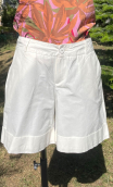 Short. Indian blues blanc. Coton soie. Ample, revers. Taille 40/42