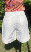 Short. Indian blues blanc. Coton soie. Ample, revers. Taille 40/42