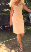 Robe Gina Jacquard rose, sans manche, ajustée, décolletée, genou. Chic