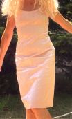 Robe Gina Jacquard rose, sans manche, ajustée, décolletée, genou. Chic