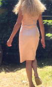 Robe Gina Jacquard rose, sans manche, ajustée, décolletée, genou. Chic