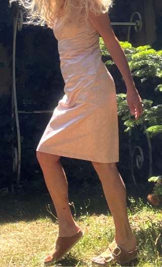 Robe Gina Jacquard rose, sans manche, ajustée, décolletée, genou. Chic