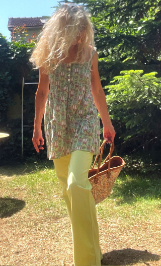 Tunique Ludmilla. Fleurettes vert. Taille 38. Dos nu smoké, bretelles