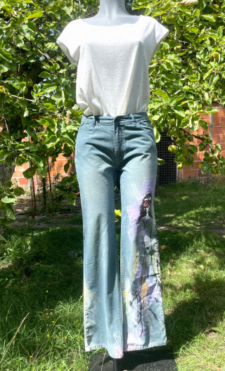 Pantalon sérigraphie. La Femme A. Taille 36. Jean 5-poches. Original