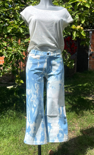 Pantacourt Vintage ciel. Taille 36. Coton stretch imprimé ciel blanc