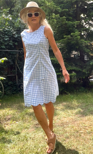 Robe Cricri Vichy ciel. Encolure ronde, sans manche, festons