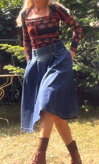 Jupe denim Ornella. Taille 40. Plis creux, longueur genou