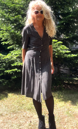 Robe Viscose noire imprimé minimaliste blanc, manches, boutonnée