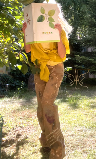 Pantalon Saxo. Atelier. Autumn Leaves camel. sérigraphie