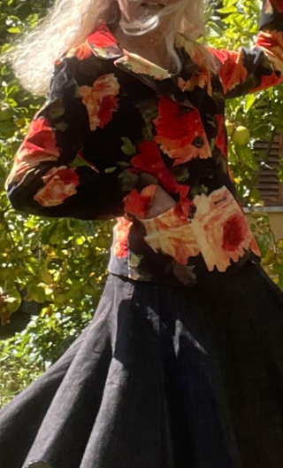  Charleston Dolce Vita. Velours noir imprimé fleurs rouge Doublée