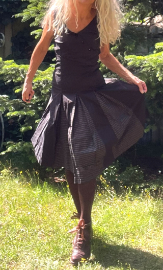 Robe Marienbad. Taffetas choco. Décolleté V, jupon évasé, taille 36