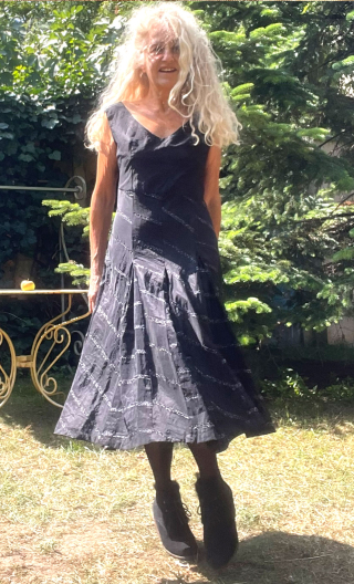 Robe Marienbad. Taffetas diagonal. Décolleté V, jupon évasé, taille 40