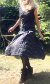 Robe Marienbad. Taffetas diagonal. Décolleté V, jupon évasé, taille 40