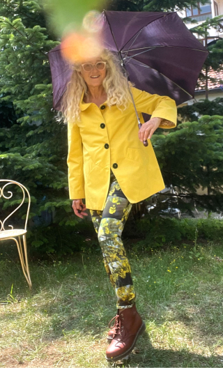 a Petite Parka Plume. Froggies. Curry