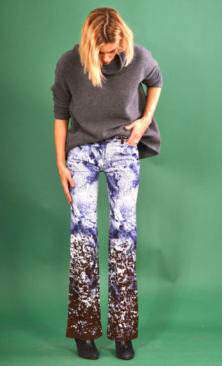 Pantalon Reptile. Taille 36. Imprimé reptile bleu. Ajusté, flare