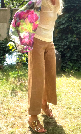Pantalon Croisière en Daim brodé, large et 7/8ème. Beige camel