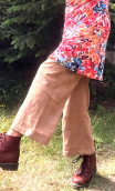 Pantalon Croisière en Daim brodé, large et 7/8ème. Beige camel