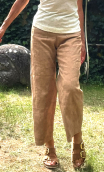 Pantalon Croisière en Daim brodé, large et 7/8ème. Beige camel