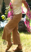 Pantalon Croisière en Daim brodé, large et 7/8ème. Beige camel