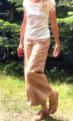 Pantalon Croisière en Daim brodé, large et 7/8ème. Beige camel