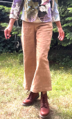 Pantalon Croisière en Daim brodé, large et 7/8ème. Beige camel