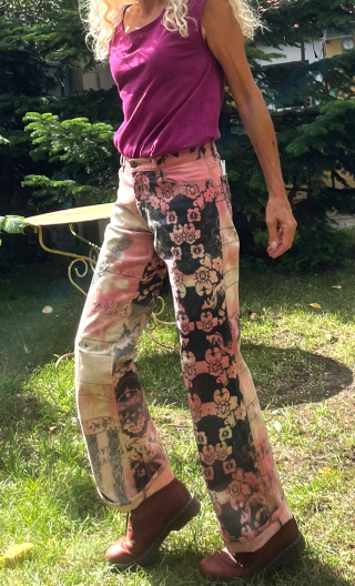 Pantalon Saxo Empreintes. Rose. Taille 38. Denim imprimé noir sur rose