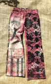Pantalon Saxo Empreintes. Rose. Taille 38. Denim imprimé noir sur rose