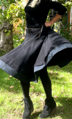 Jupe toupie. Denim noir et volants. Taille 42. Evasée, bohême