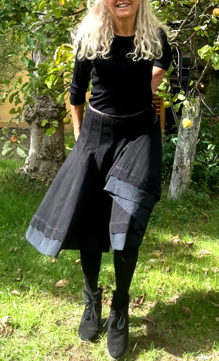 Jupe toupie. Denim noir et volants. Taille 42. Evasée, bohême