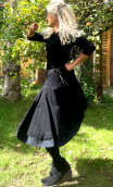 Jupe toupie. Denim noir et volants. Taille 42. Evasée, bohême
