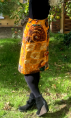 Jupe Victoria. Alibaba. Crayon, velours imprimé marron ocre, taille 38