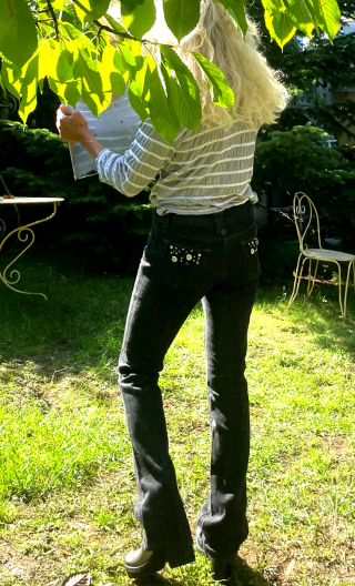 Pantalon Jane. Denim black. Clous. 5-poches stretch .Taille 38