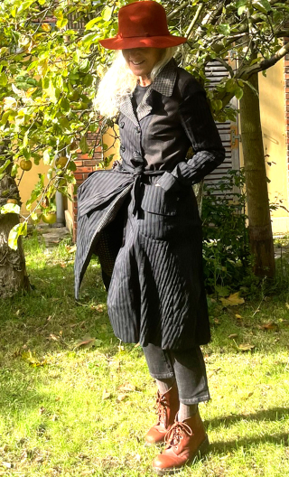 Manteau. Taffetas choco rayé. Doublé, élégant