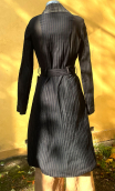 Manteau. Taffetas choco rayé. Doublé, élégant