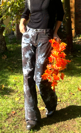 Pantalon Saxo. Empreintes. Gris noir. Taille 40. Denim imprimé tie and dye