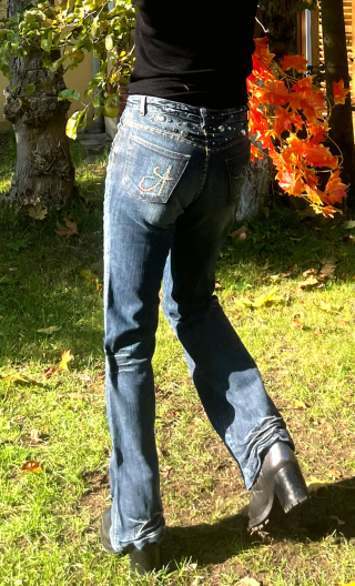 Pantalon Saxo. Denim clous et gros fils. Blue black. Jean stretch décor diams