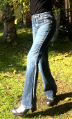 Pantalon Saxo. Denim clous et gros fils. Blue black. Jean stretch décor diams