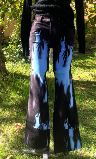 Pantalon Saxo imprimé Flammes bleu. Velours lisse, Petit 36, taille 34