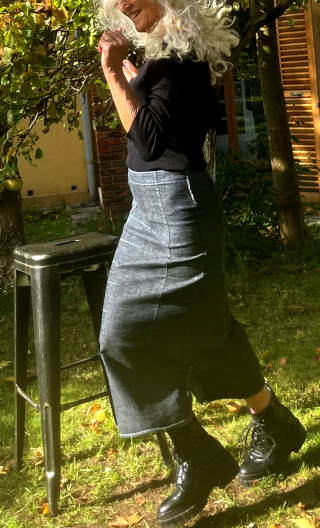 Jupe Ginger. Laser. Denim bleu stretch, sans ceinture, droite, décor