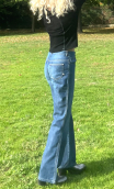 Pantalon Saxo. Denim stone non stretch. Coupe droite, jean basique