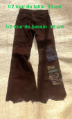  Pantalon en daim marron. Sérigraphie. Très petit. Pat d'eph, flare